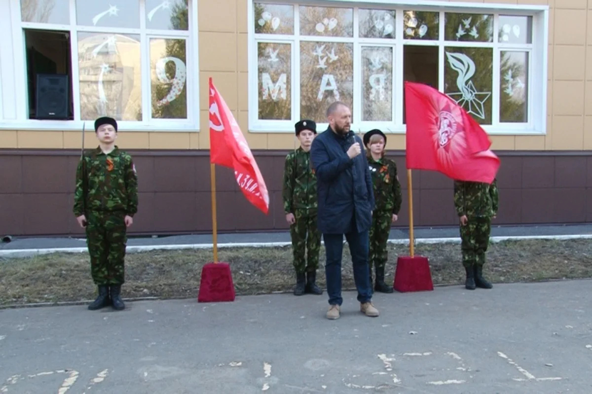 Андрей Ткачук на патриотическом мероприятии в одной из омских школ, апрель 2019 года. Фото: Омский городской совет