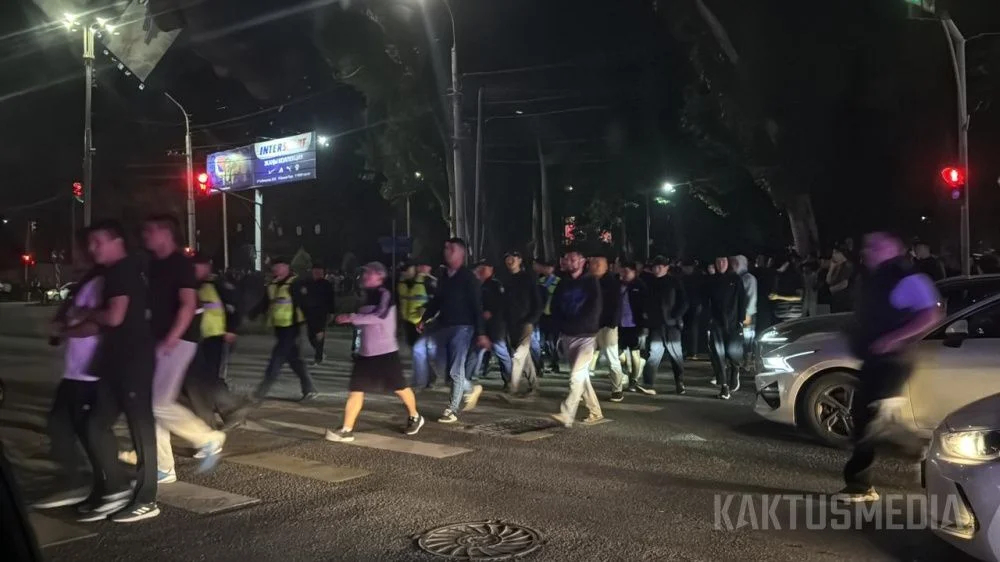 Протесты в Бишкеке в ночь с 17 на 18 мая. Фото: Kaktus Media / Telegram