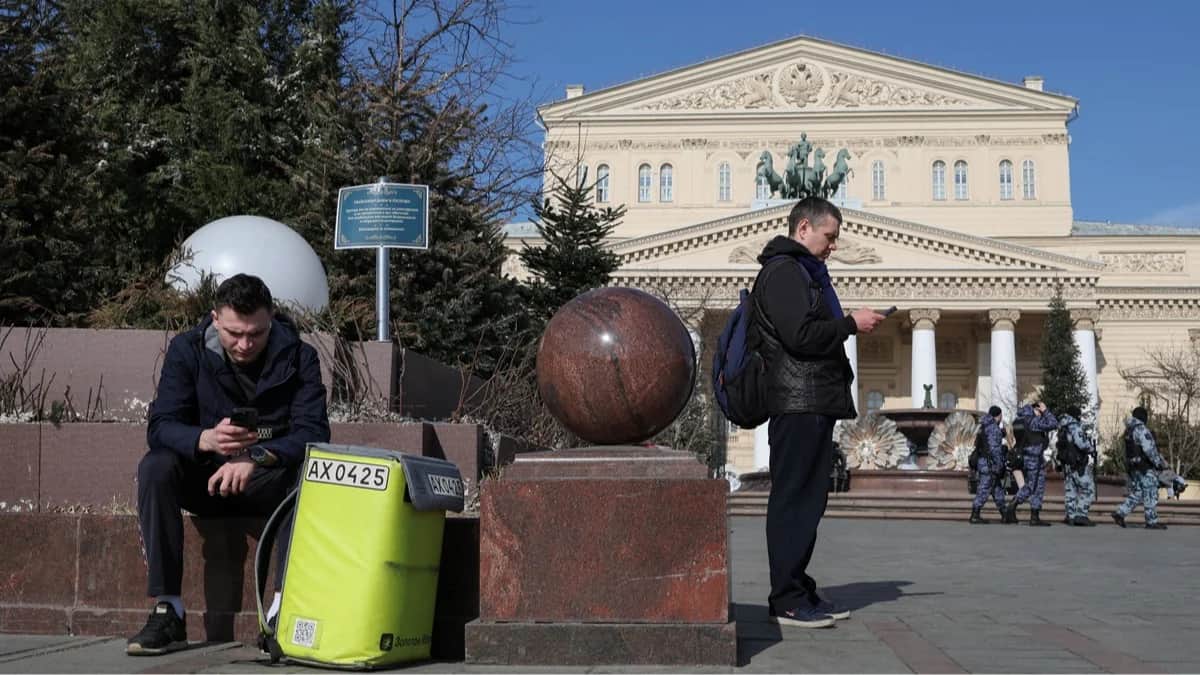 Прохожие перед зданием Большого театра в Москве, 17 марта 2026 года. Фото: Рамиль Ситдиков / Reuters / Scanpix / LETA