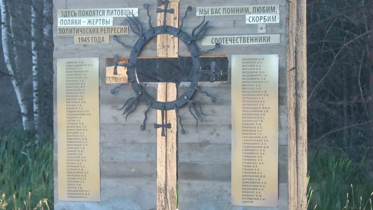 Памятник репрессированным гражданам Литвы (урочище Галяшор, лето 2016 года). Фото: Мемориал