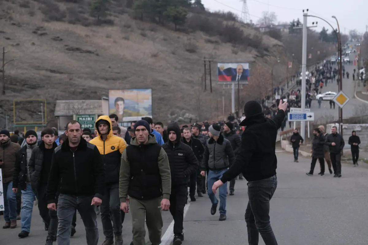 Жители Карабаха, направляющиеся в сторону блокпоста с российскими миротворцами, для очередной попытки переговоров. Степанакерт, декабрь 2022 г. Фото: Ani Balayan