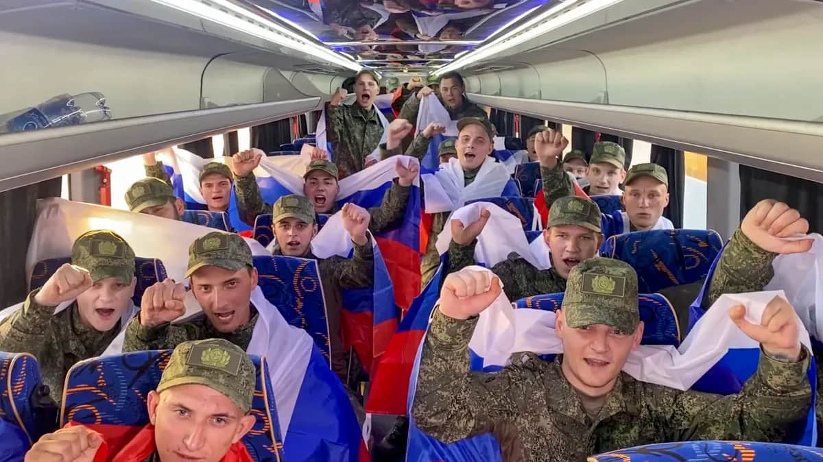 A screenshot taken from a handout video provided by the Russian Defence Ministry shows Russian prisoners of war cheering after landing in the Moscow region following a prisoner swap on 9 June 2025. Photo: EPA-EFE/RUSSIAN DEFENCE MINISTRY