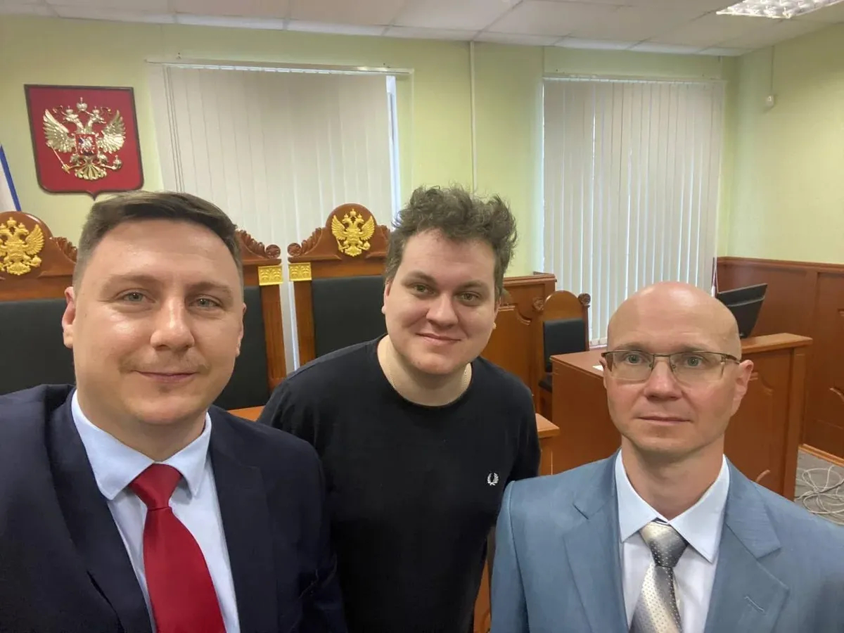 Адвокат Александр Передрук, Юрий Хованский и адвокат Никита Тимофеев. Фото: Павел Чиков