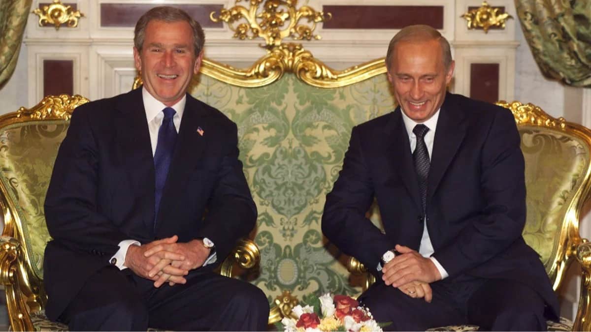Джордж Буш-младший и Владимир Путин во время встречи в Кремле, Москва, 24 мая 2002 года. Фото: ИТАР-ТАСС / EPA