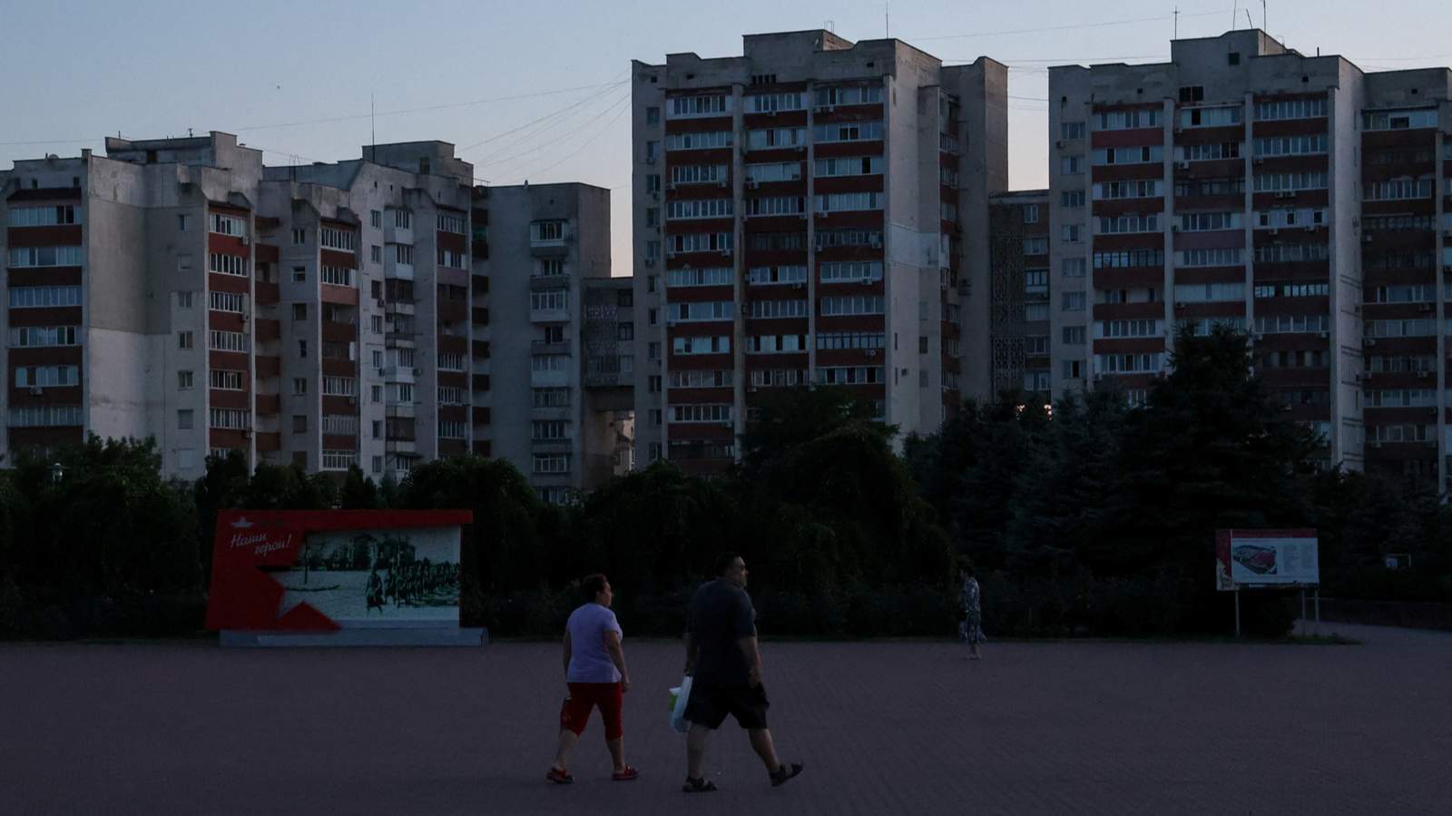 Люди идут по темной улице во время отключения электроэнергии в Евпатории, Крым, Украина, 5 июля 2026 года. Фото: Алексей Павлишак / Reuters / Scanpix / LETA