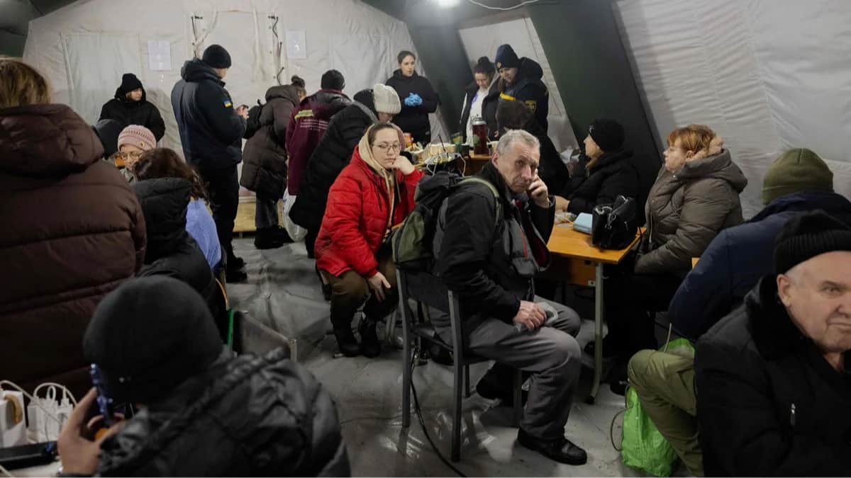 Люди заряжают устройства в «Пункте несокрушимости» в Киеве, Украина, 11 января 2026 года. Фото: Tetiana Dzhafarova / AFP / Scanpix / LETA
