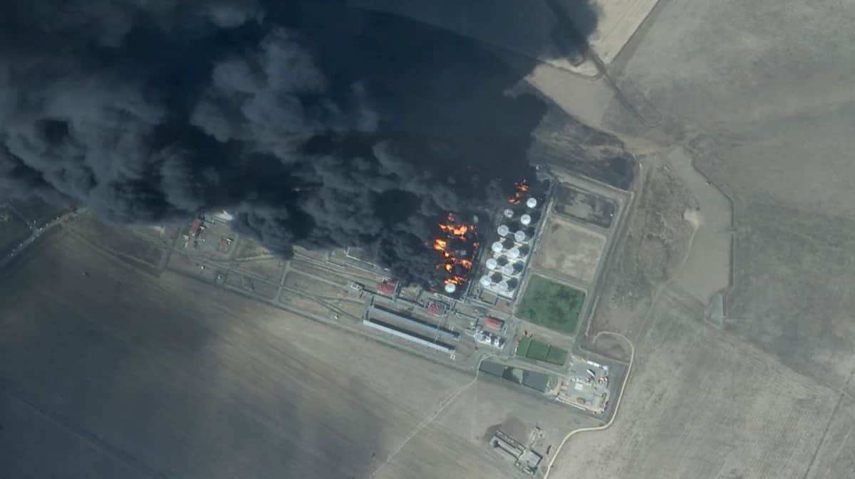 Вид на нефтебазу в Пролетарске после атаки дрона со спутника, 19 августа 2024 года. Фото: Labs PBC / AP / Scanpix / LETA