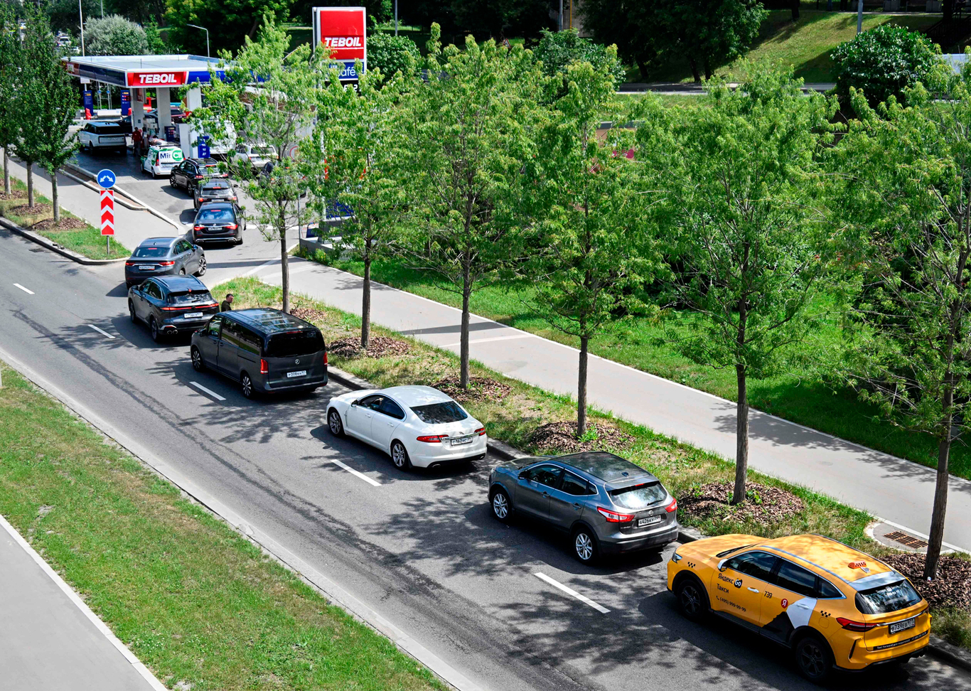 A queue of cars at a gas station in Moscow, 30 June 2026. Photo: Alexander Nemenov / AFP / Scanpix / LETA