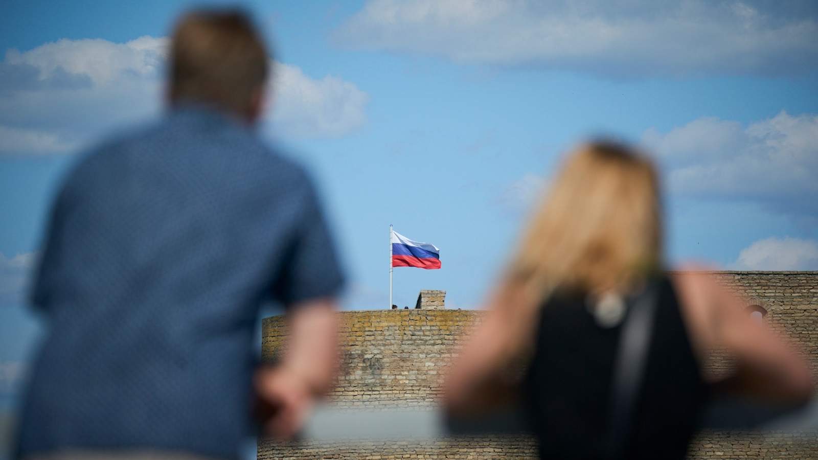 Вид на российский флаг, развевающийся на Ивангородской крепости, с эстонской стороны в Нарве, 24 июля 2024 года. Фото: Jaap Arriens / Sipa USA / Vida Press