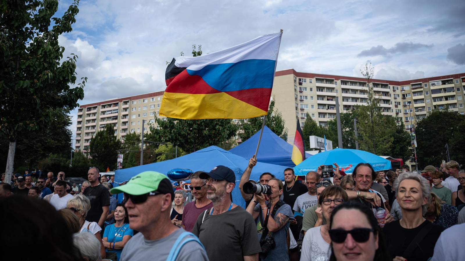 Участник предвыборного митинга партии «Альтернатива для Германии» машет флагом с цветами флагов России и Германии. Эрфурт, Тюрингия, Германия. 20 августа 2024 года. Фото: Hannes P. Albert / dpa / Scanpix / LETA