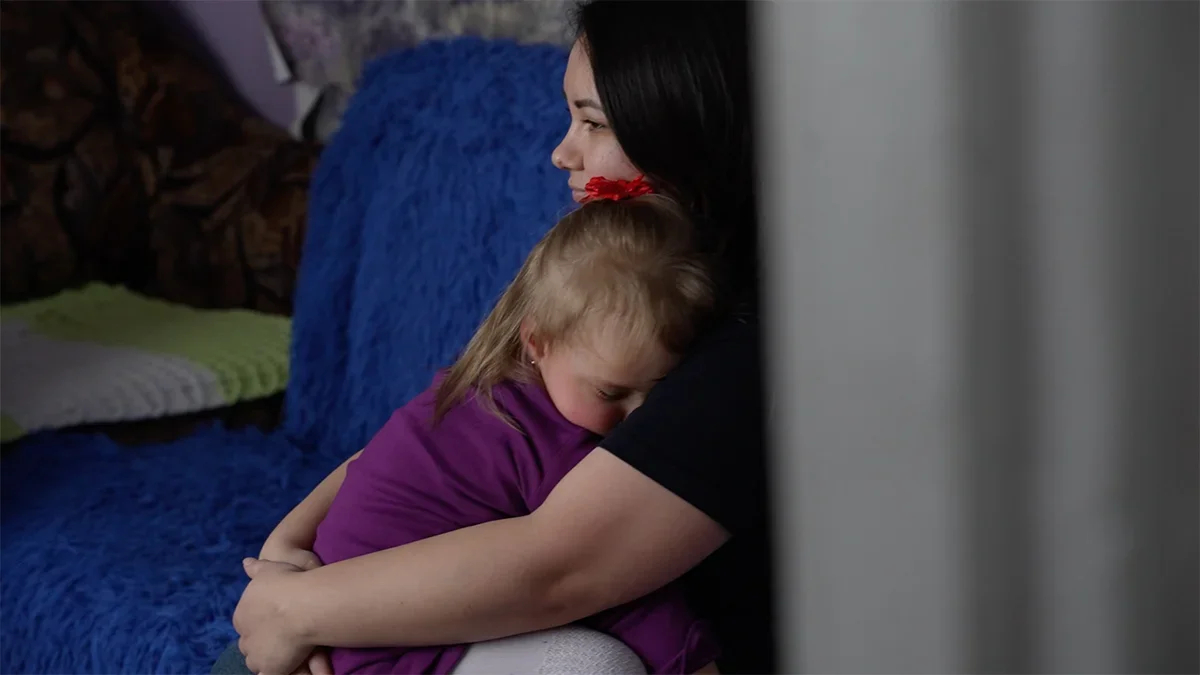 Alyona with her daughter. A shot from the film “Firewood for the mobilised”