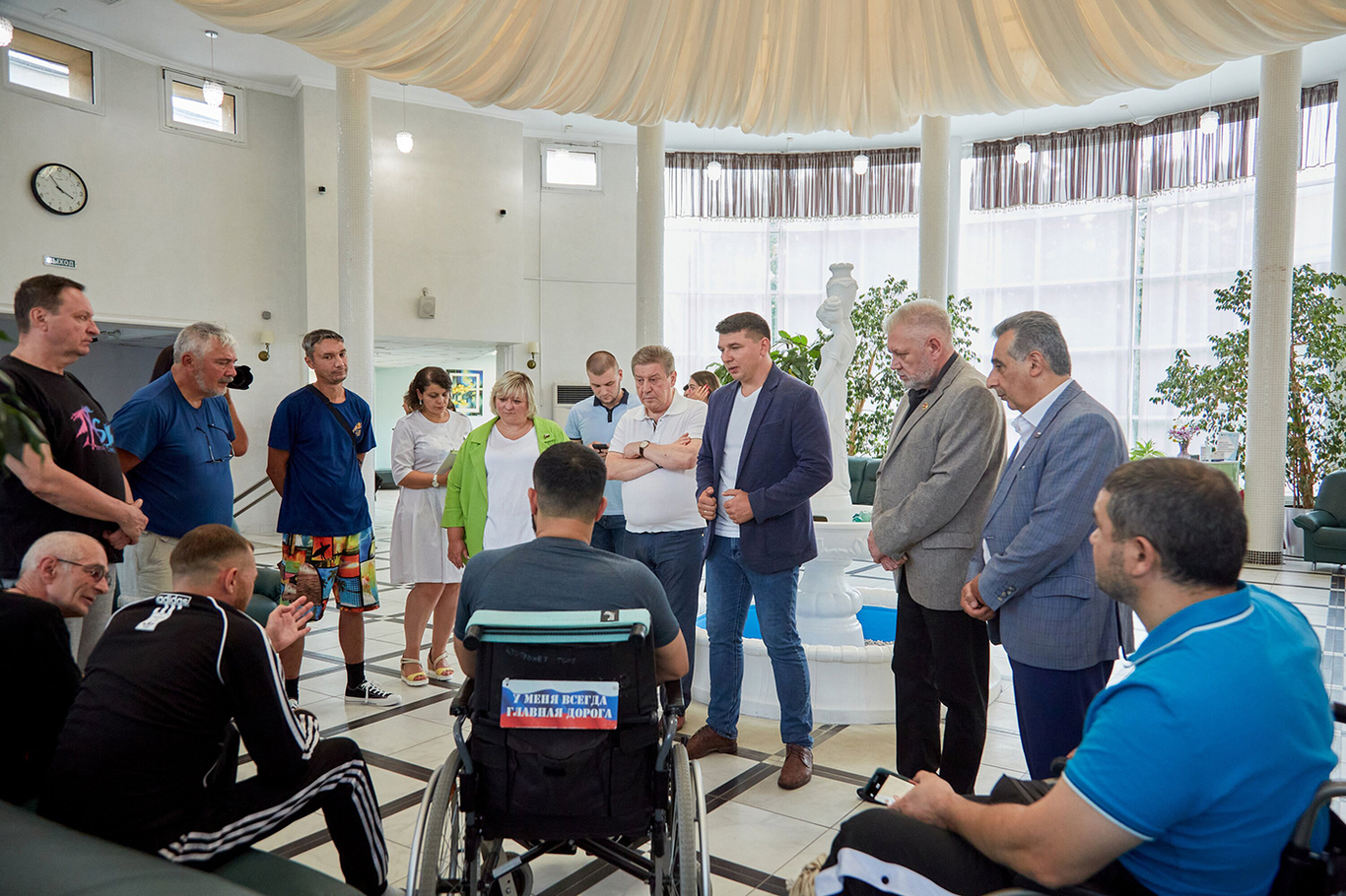 Глава московского городского отделения Всероссийского студенческого корпуса спасателей Максим Джетыгенов во время встречи в ГБУ «Социально-реабилитационный центр ветеранов имени Михайлова», посвященной обсуждению темы помощи вернувшимся участникам «СВО», Москва, 7 августа 2024 года. Фото: Дмитрий Белицкий / Агентство «Москва»