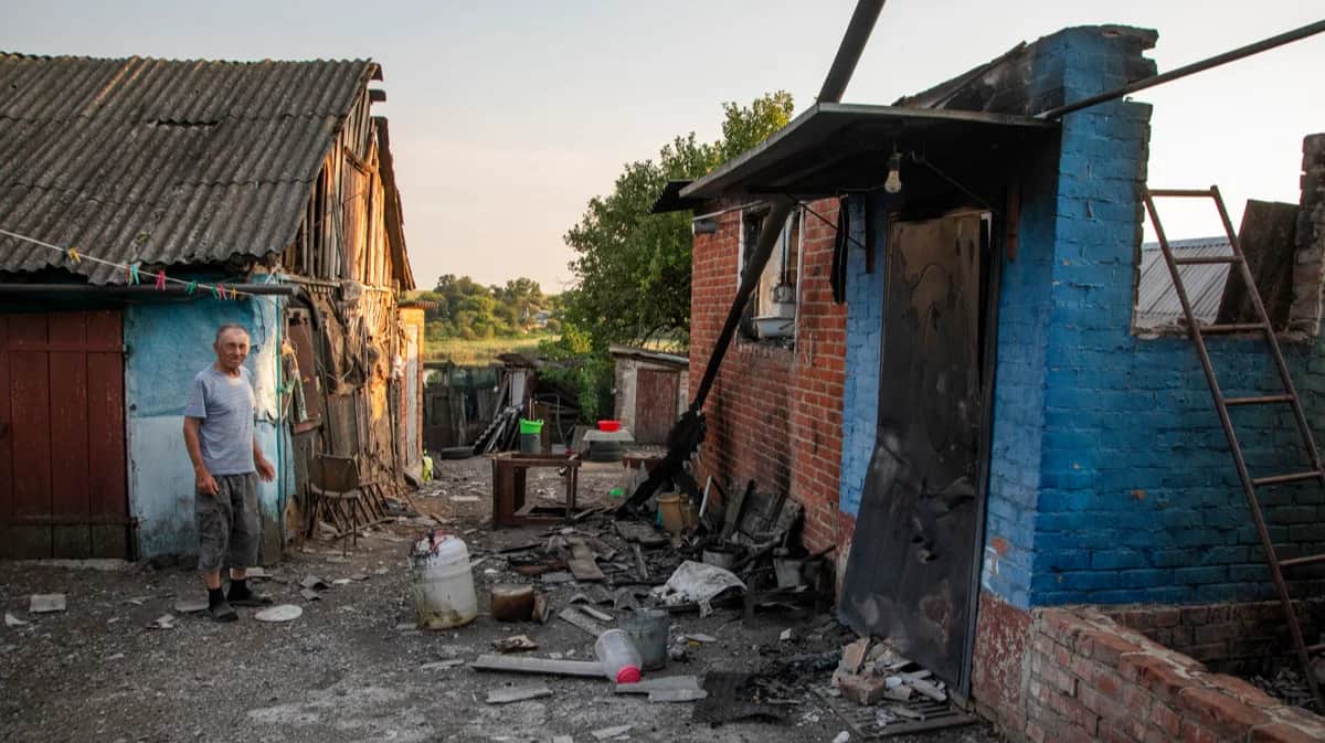 Житель села Безымено во дворе свего дома. Фото: Анатолий Ольшанский