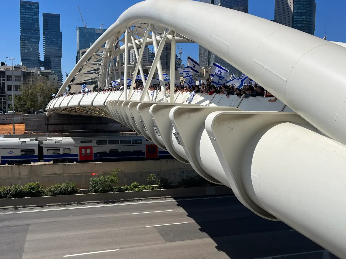 Протестующие на мосту Ицхак Навон. Фото: Софья Каневская, специально для «Новой газеты Европа»