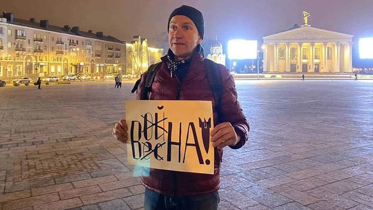 Александр Демиденко с пикетом в Белгороде. Фото: 7х7 / Telegram