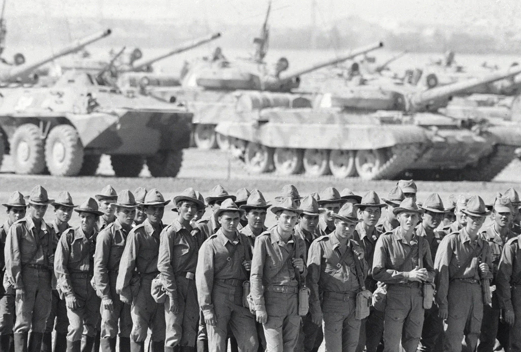Советские солдаты перед отправлением домой из Афганистана, 15 октября 1986 года. Александр Гращенков / РИА Новости / Wikimedia (CC-BY-SA 3.0)