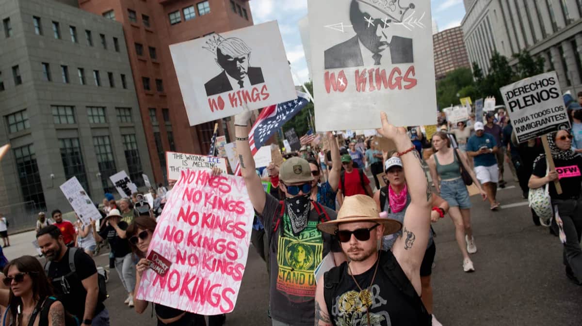 Участники акции против администрации Трампа во время национального митинга «Никаких королей» в Денвере, штат Колорадо, 14 июня 2025 года. Фото: Jason Connolly / AFP / Scanpix / LETA