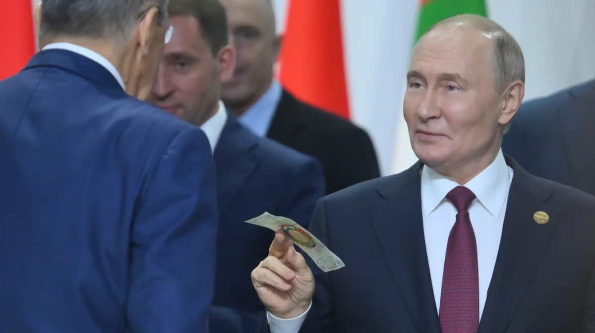 Владимир Путин с денежной банкнотой БРИКС на саммите в Казани, 23 октября 2024 года. Фото: Григорий Сысоев / brics-russia2024.ru