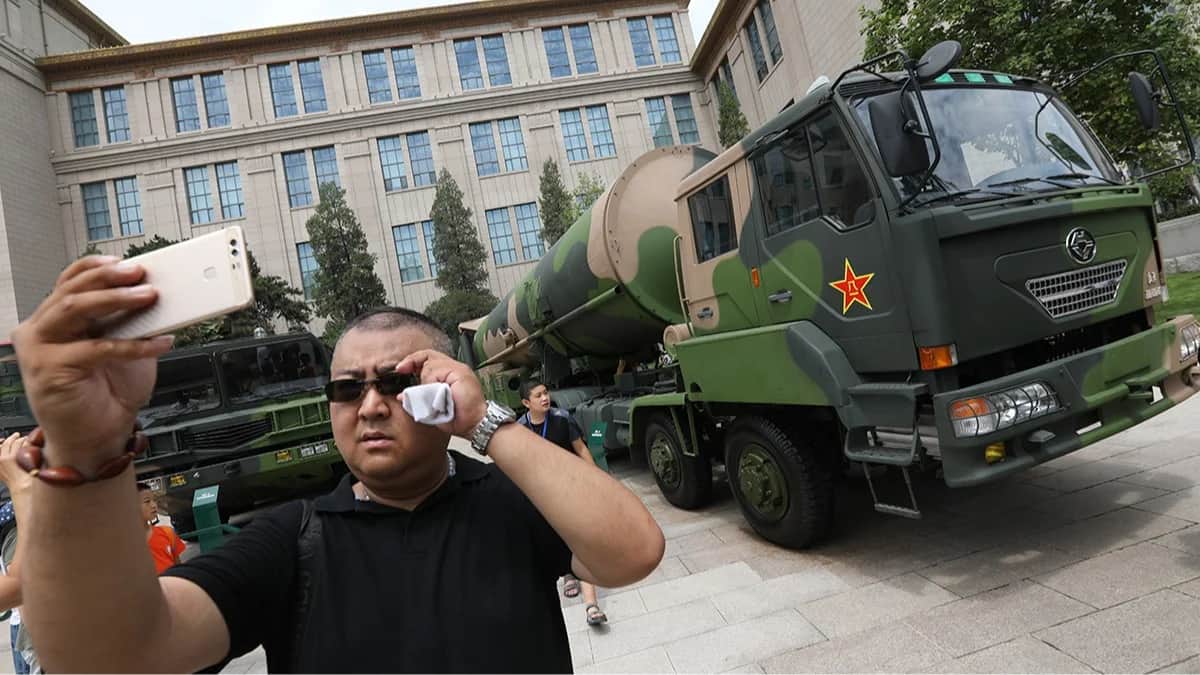 Посетитель фотографируется рядом с ракетно-ядерным комплексом вооружения DF-31, представленным на выставке в Военном музее в честь 90-летия армии Китайской Народной Республики в Пекине, Китай, 27 июля 2017 года. Фото: Wu Hong / EPA