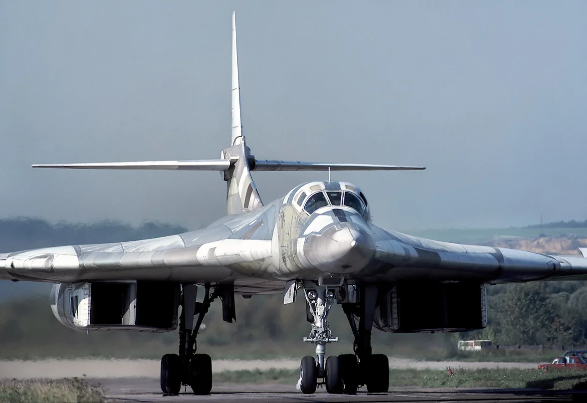 Стратегический бомбардировщик Ту-160 в 1993 году. Фото: Wikimedia Commons , Rob Schleiffert , GFDL 1.2