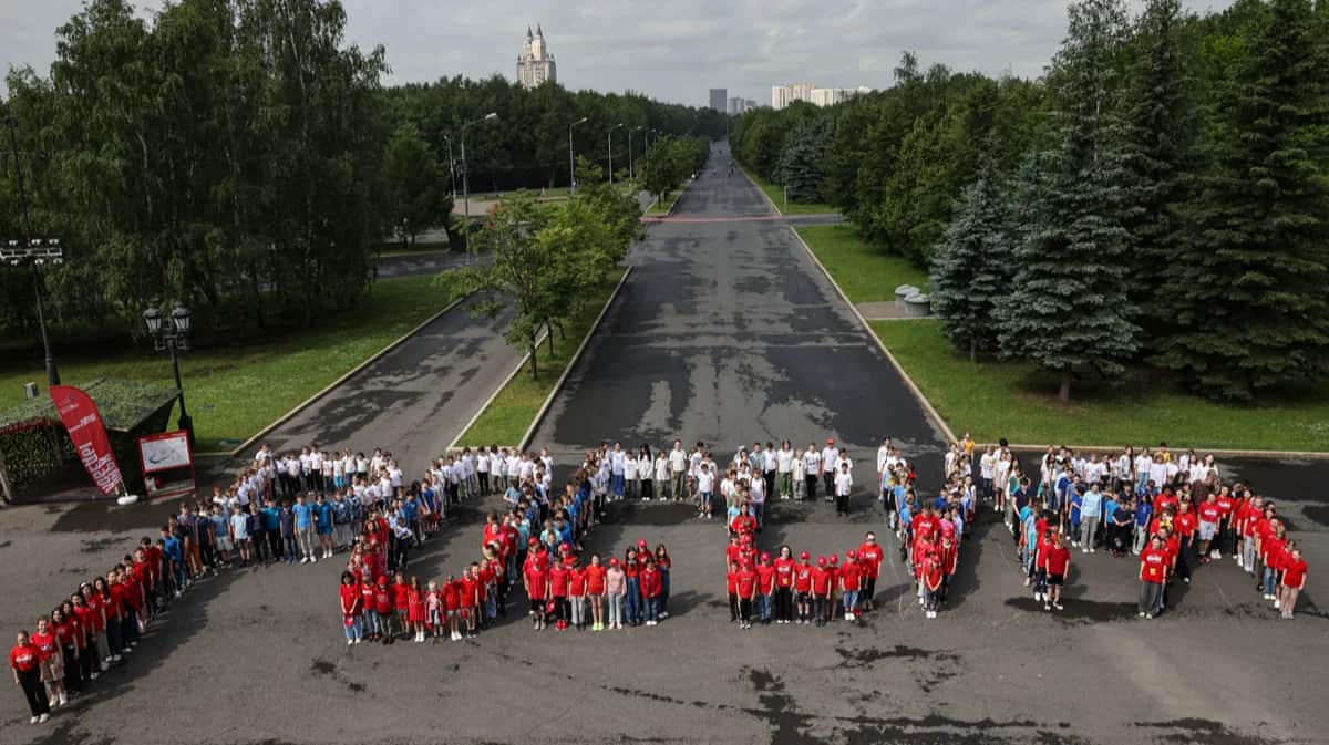 Дети из городского клуба «Лето побед» выстроились в слово «Россия» во время празднования Дня России в парке Победы в Москве, 12 июня 2024 года. Фото: Сергей Ильницкий / EPA-EFE