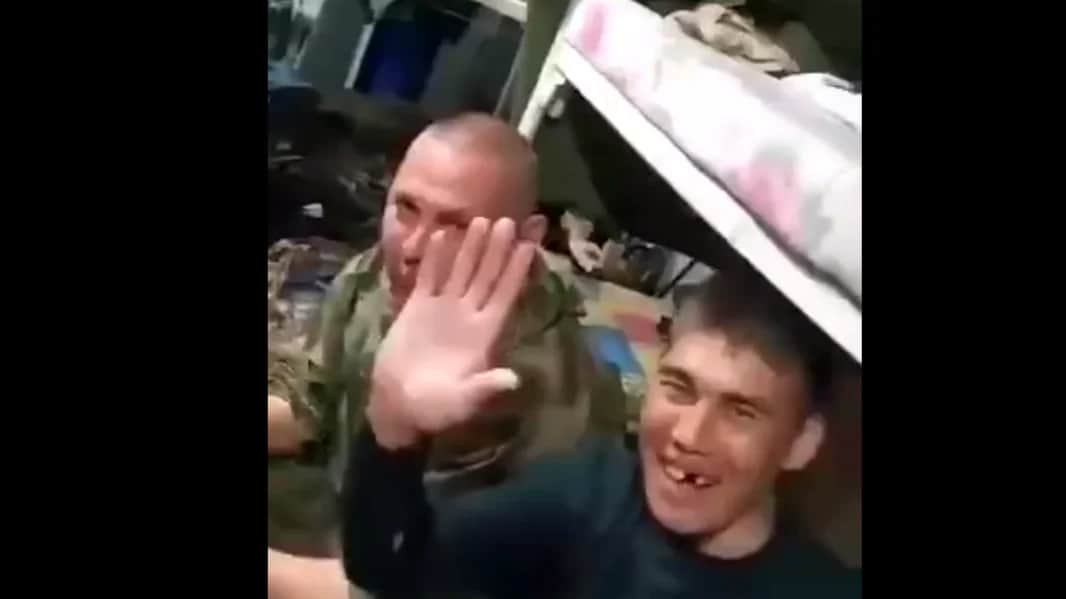 Мобилизованные граждане в воинской части перед отправкой на фронт. Скрин видео из соцсетей