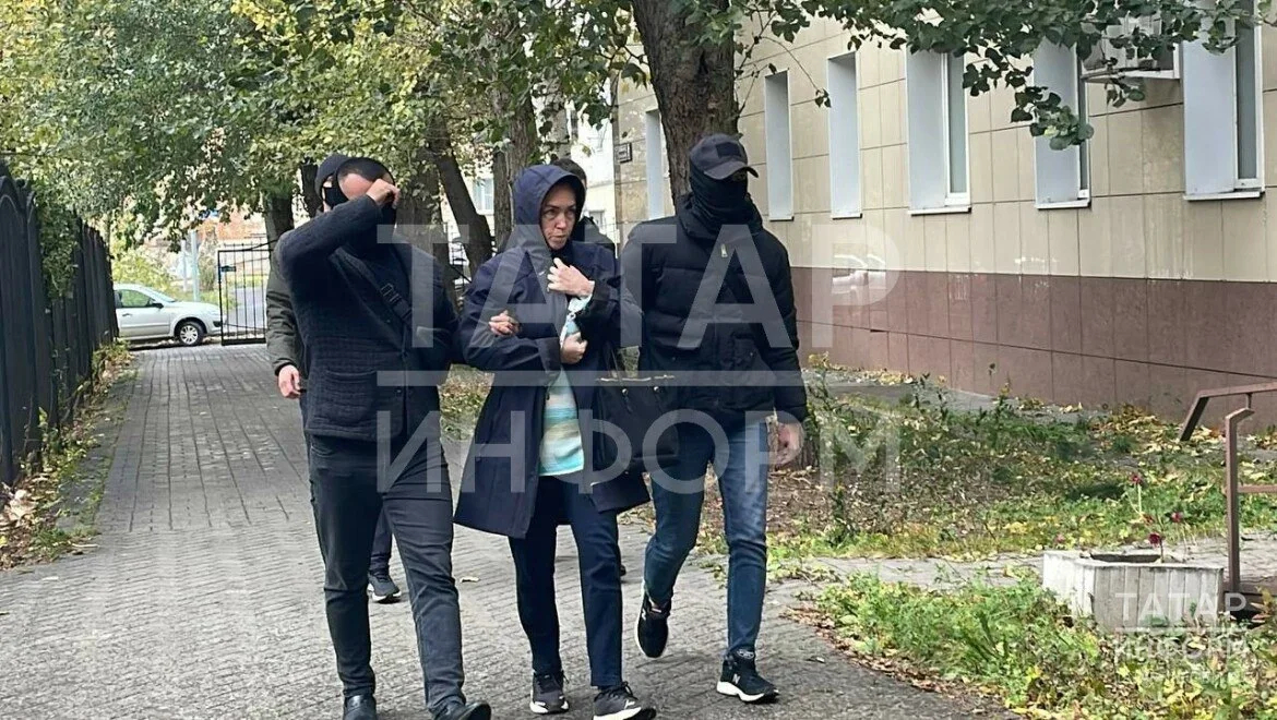 The detained Kurmasheva. Screenshot: Tatar Inform