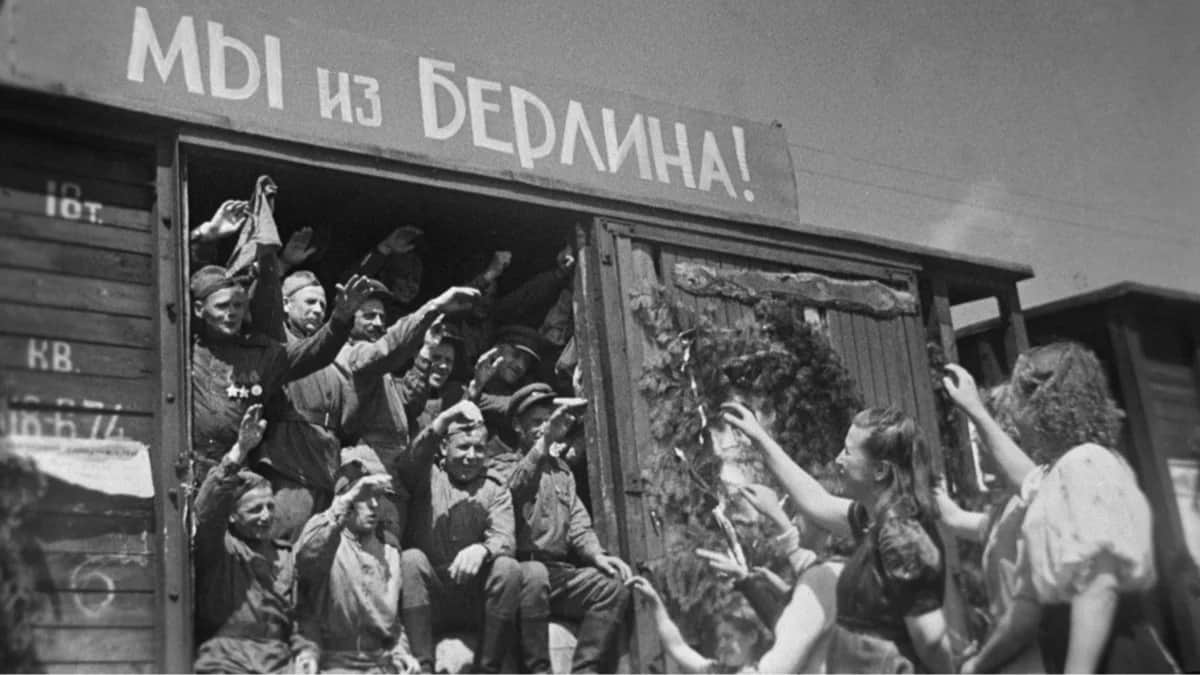 Встреча демобилизованных на минском вокзале, июль 1945 года. Фото Владимир Лупейко / ТАСС / Wikimedia (PD)