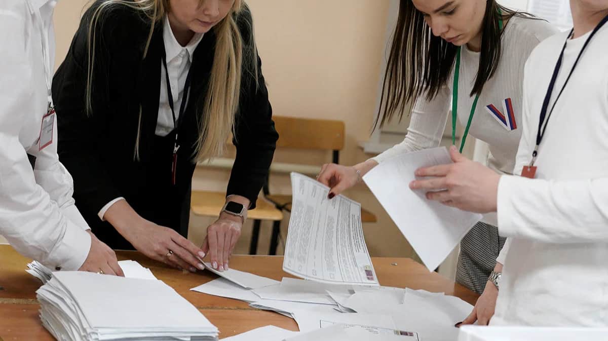 Члены участковой избирательной комиссии производят подсчет голосов, Москва, 17 марта 2024 года. Фото: Юрий Грипас/ Abaca Press / ddp images / Vida Press