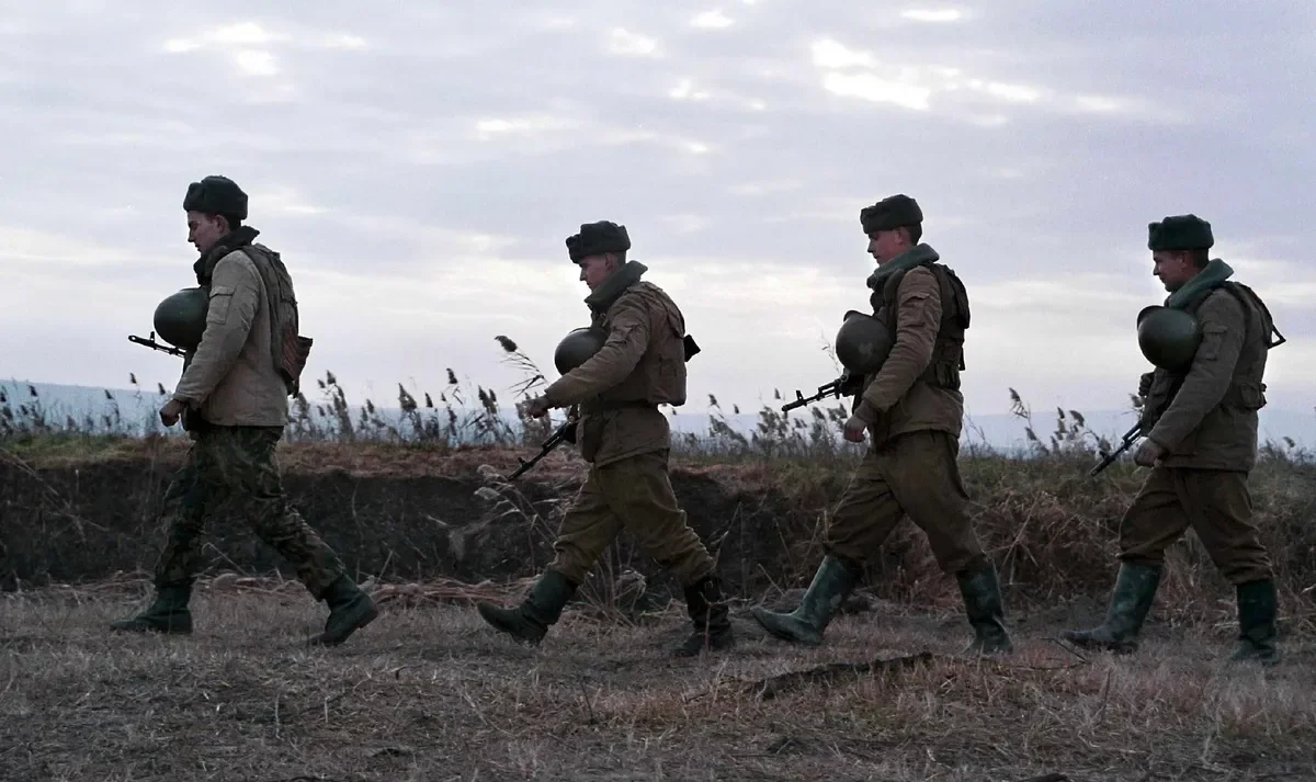 Russian soldiers march towards the Chechen capital Grozny, 1999. Photo: EPA PHOTO