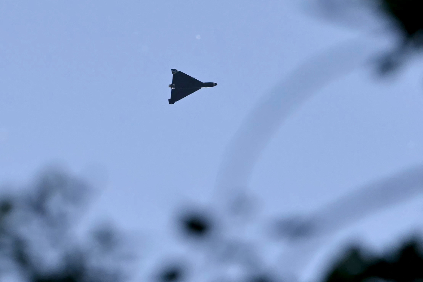 Российский дрон в небе над Киевом. 24 мая 2026 года. Фото: Genya Savilov / AFP / Scanpix / LETA