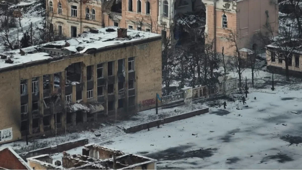 Ukrainian soldiers running toward the Kupyansk city administration building. Photo: Khartiya Corps