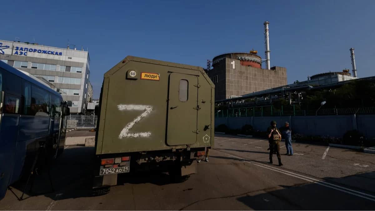 Машина российских военных на фоне Запорожской атомной электростанции в Энергодаре, Украина, 15 июня 2023 года. Фото: Сергей Ильницкий / EPA