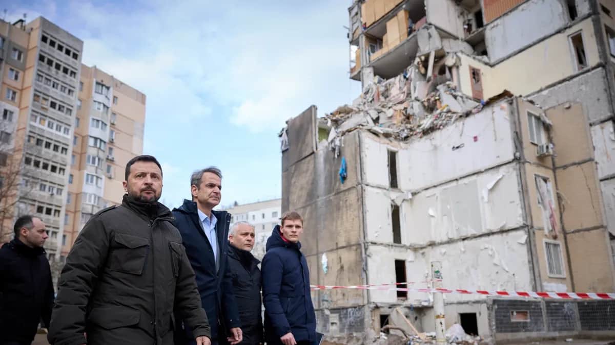 Ukrainian President Volodymyr Zelensky and Greek Prime Minister Kyriakos Mitsotakis inspect damaged buildings in Odesa, 6 March 2024. Photo: EPA-EFE/ PRESIDENTIAL PRESS SERVICE