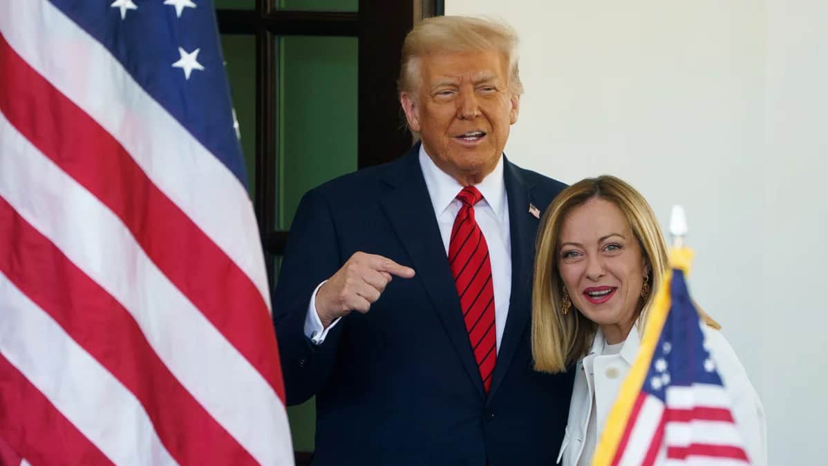 Президент США Дональд Трамп приветствует премьер-министра Италии Джорджу Мелони у Белого дома в Вашингтоне, округ Колумбия, США, 17 апреля 2025 года. Фото: Will Oliver / EPA
