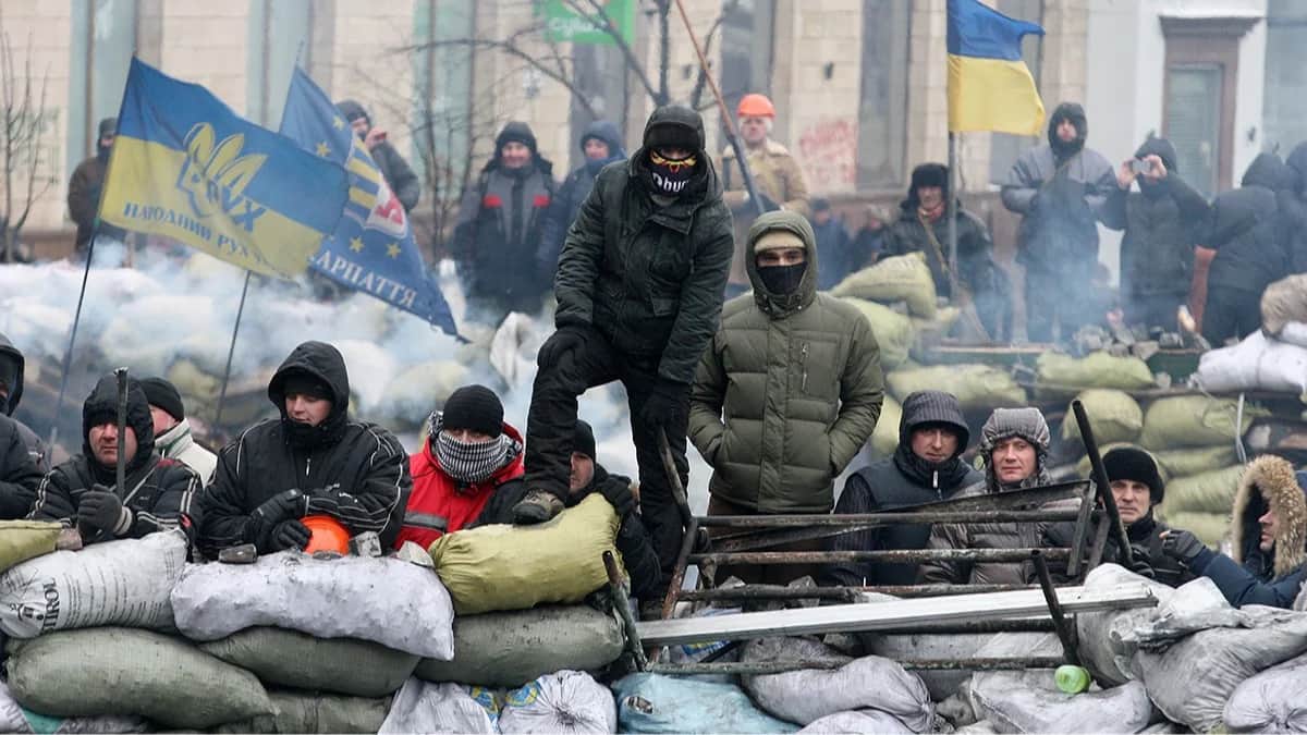 Протестующие на баррикаде во время очередного дня антиправительственных протестов в Киеве, Украина, 28 января 2014 года. Фото: Zurab Kurtsikidze