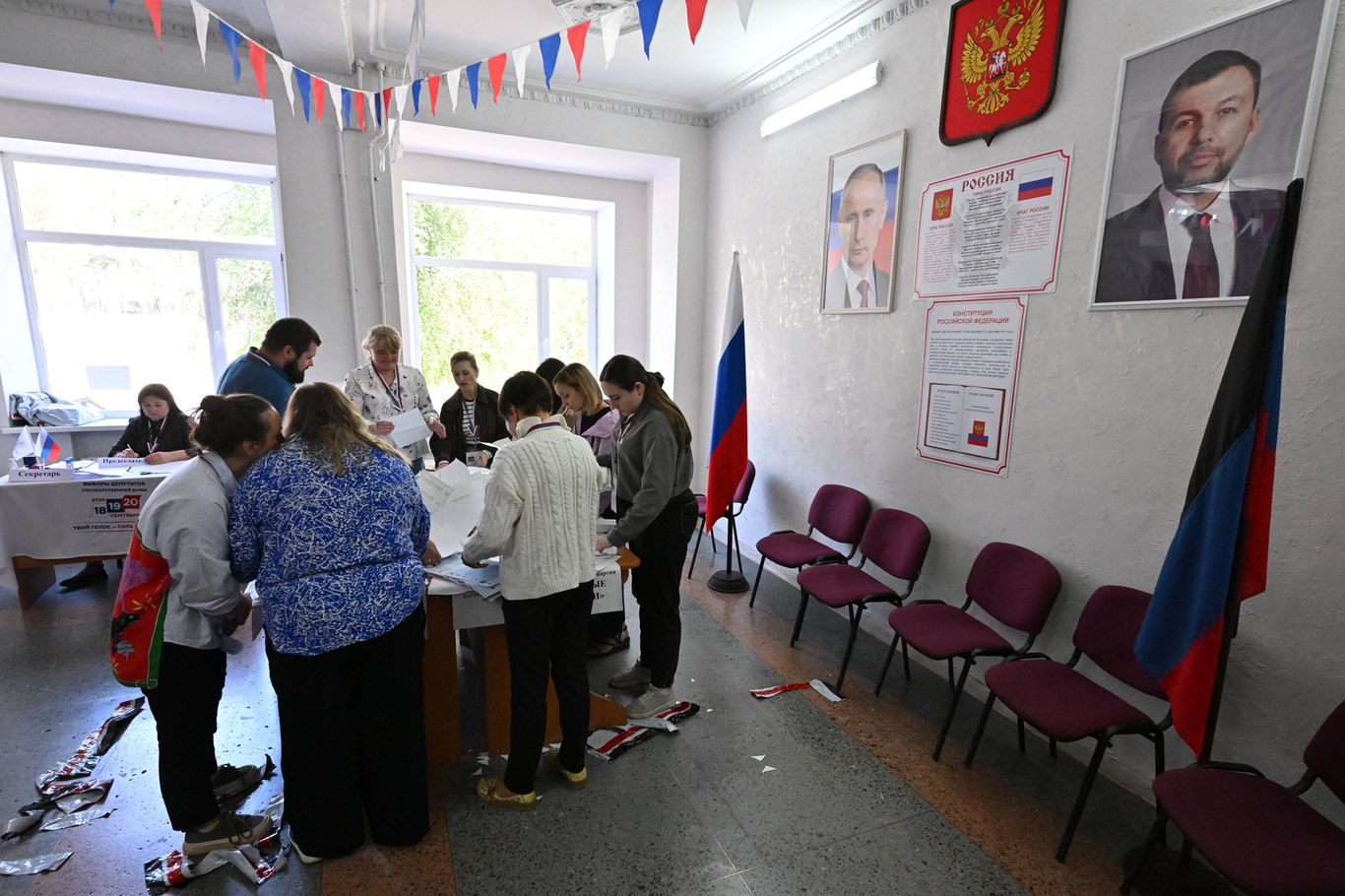Члены участковой избирательной комиссии подсчитывают голоса. Донецк, Украина. 20 сентября 2026 года. Фото: Таисия Воронцова / Спутник / Imago Images / Scanpix / LETA