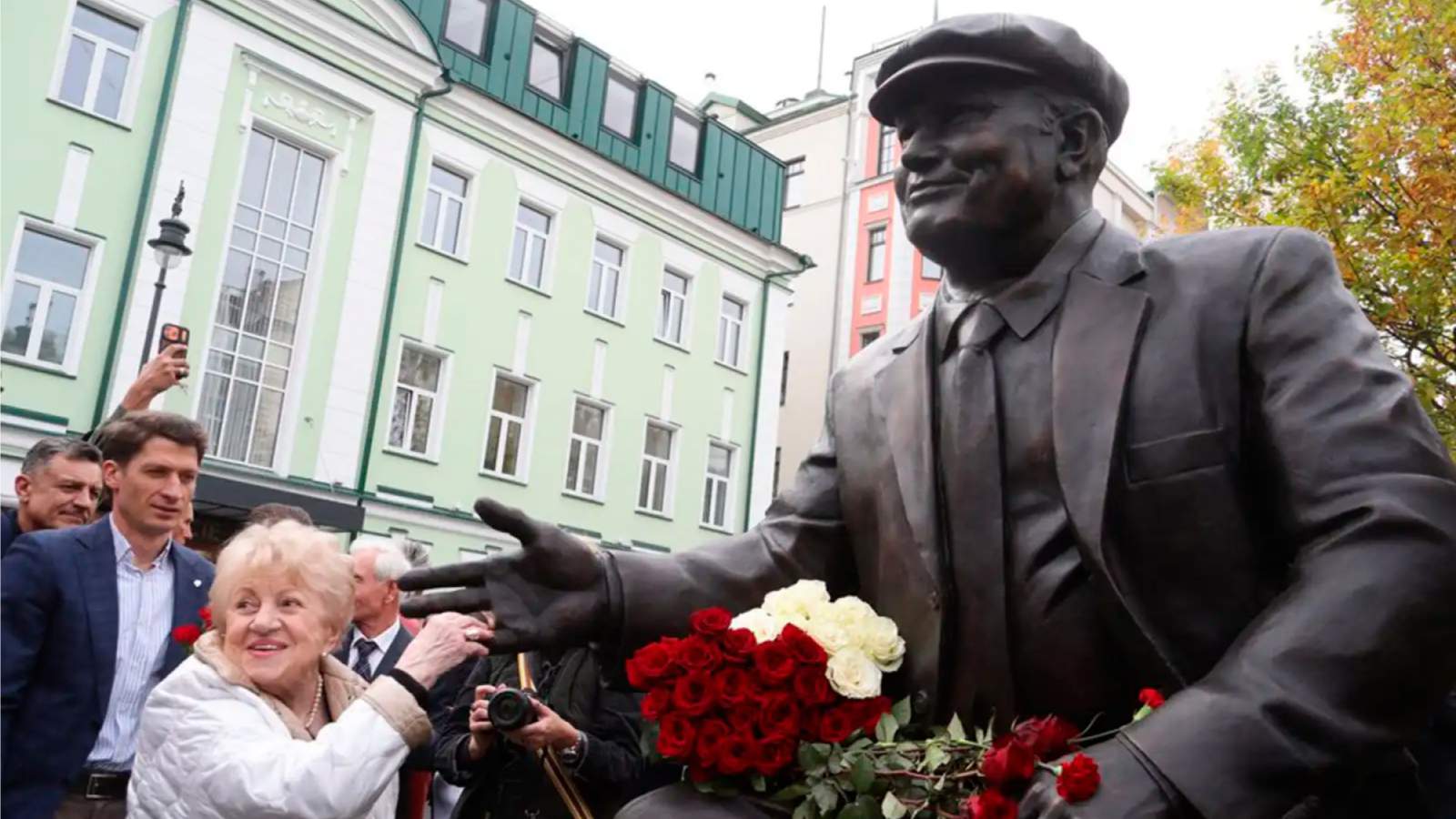 Памятник Юрию Лужкову в Москве. Фото: Сергей Ведяшкин / АГН «Москва»