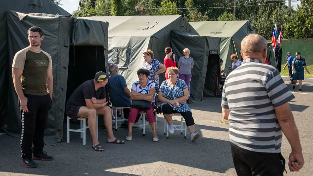 Вынужденные переселенцы размещены в палаточном лагере на окраине Курска. Фото: Анатолий Ольшанский