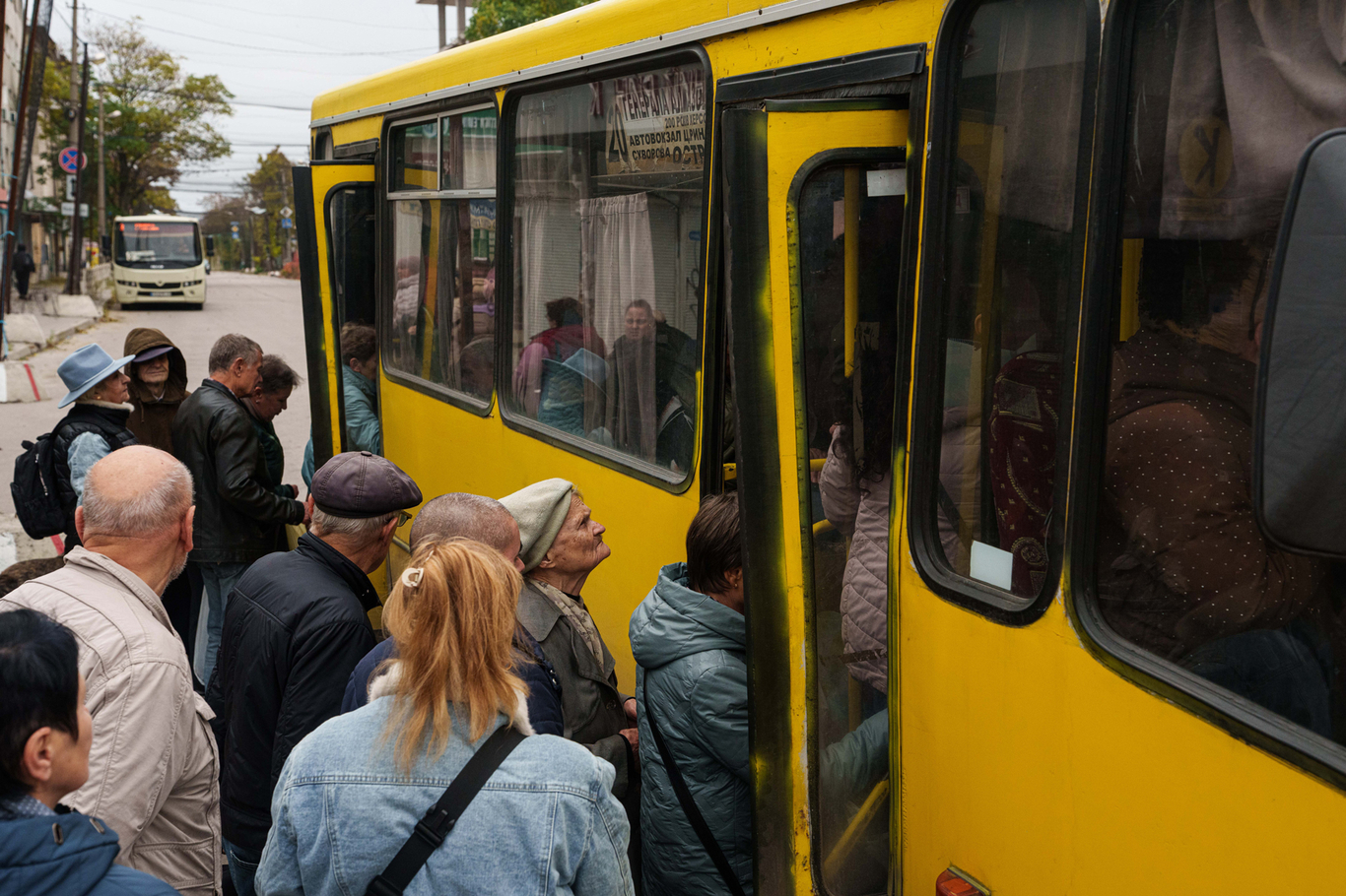 Люди садятся в автобус. Херсон, Украина. 27 октября 2026 года. Фото: Evgeniy Maloletka / AP / Scanpix / LETA