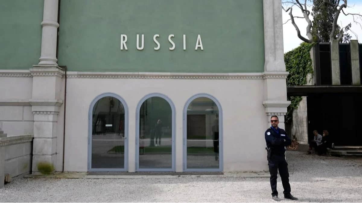A security guard stands outside the closed Russian pavilion at the 59th Venice Biennale of Contemprary Art, Venice, 19 April 2022. Photo: Antonio Calanni / AP Photo / Scanpix / LETA