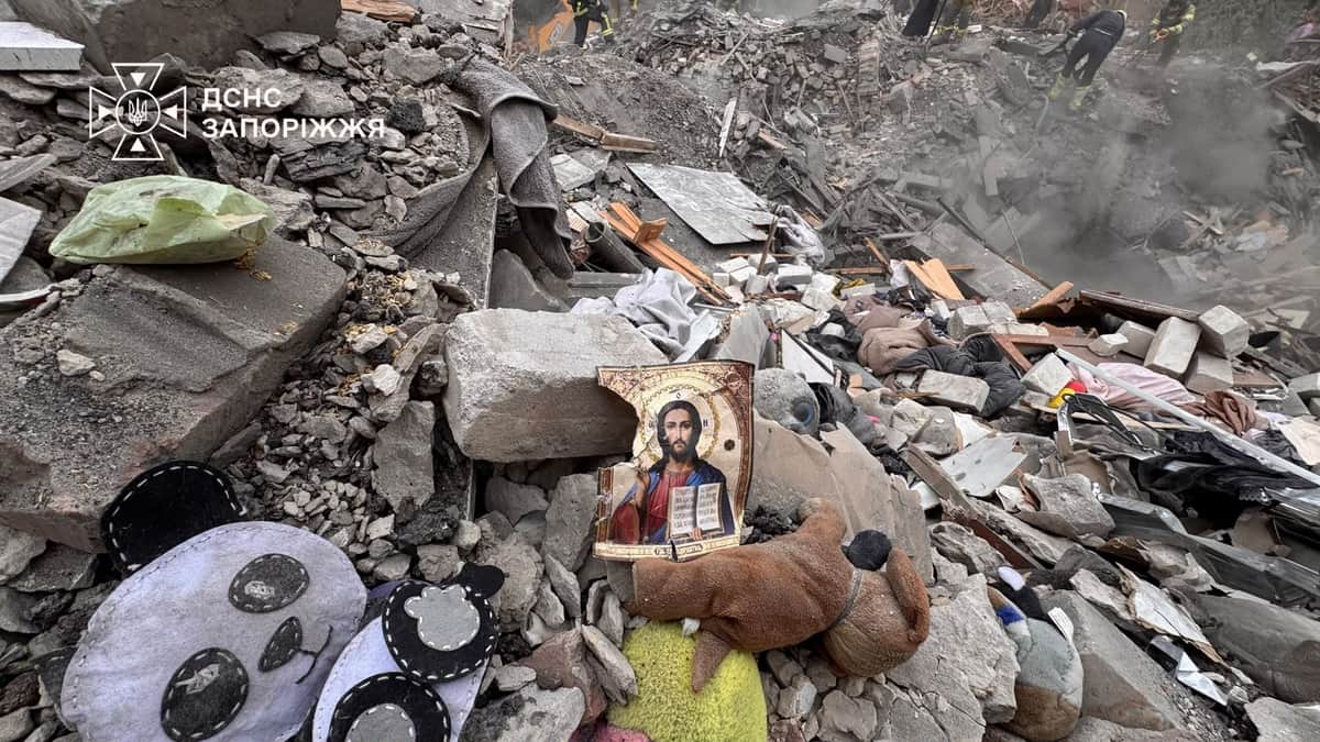 Школьницы и три поколения одной семьи. Что известно о погибших при российском ударе по Запорожью