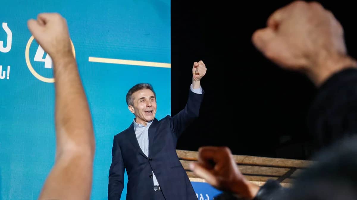 Лидер правящей партии «Грузинская мечта» Бидзина Иванишвили празднует результаты exit poll на митинге после окончания парламентских выборов в Тбилиси, Грузия, 31 октября 2020 года. Фото: Зураб Курцикидзе / EPA-EFE