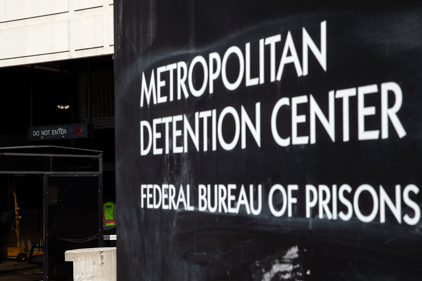 Вывеска с надписью Metropolitan Detention Center, Лос-Анджелес, Калифорния, США. Фото: Etienne Laurent / EPA