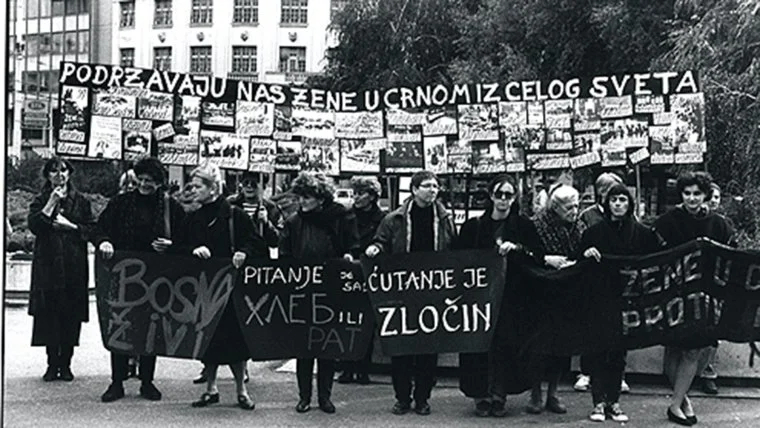 Акция женщины в черном против войны в Боснии. 1994 год. Фото: VESNA PAVLOVIC