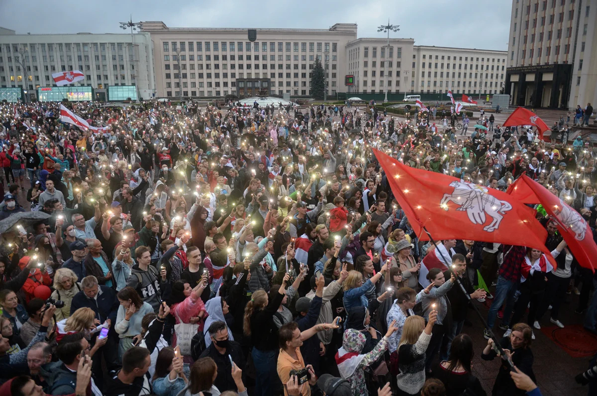 Митинг против результатов выборов и полицейского насилия в Минске, Беларусь, 19 августа 2020 года. Фото: Yauhen Yerchak / EPA