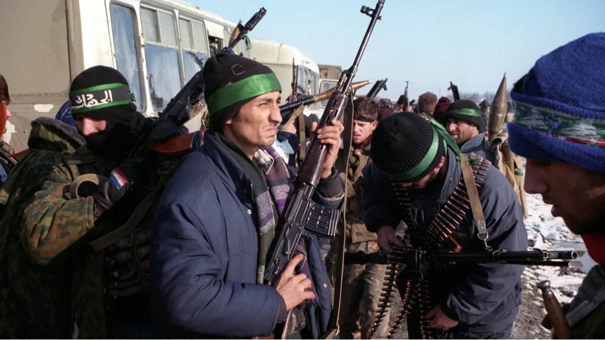 Чеченские боевики у станицы Первомайское в Дагестане, 11 января 1996 года. Фото: Олег Никишин / EPA
