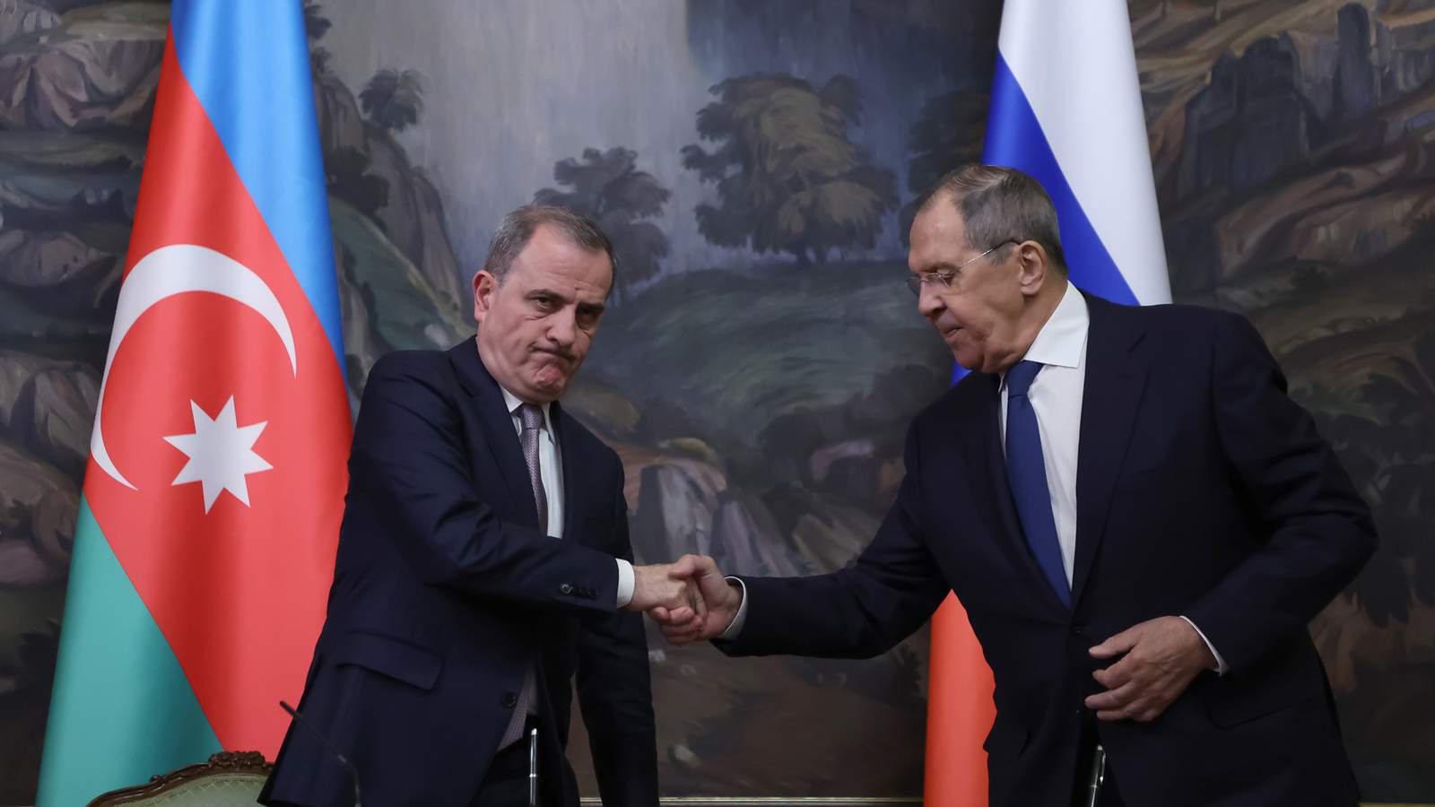 Министр иностранных дел Азербайджана Джейхун Байрамов и министр иностранных дел России Сергей Лавров жмут руки во время совместной пресс-конференции в Москве, 17 июля 2026 года. Фото: Сергей Ильницкий / EPA