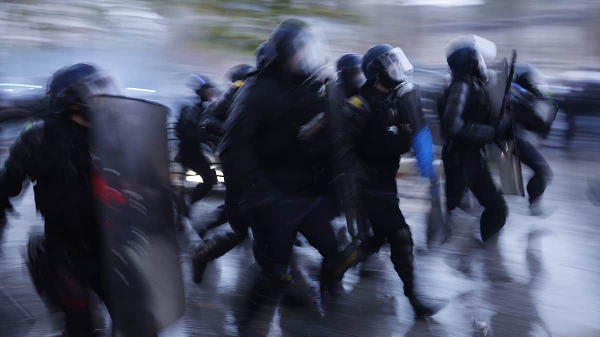 «Моя мама сказала протестовать мирно»