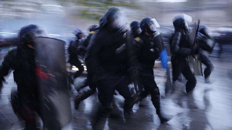 «Моя мама сказала протестовать мирно»